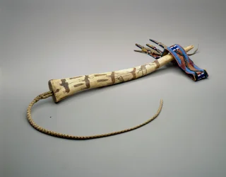 Szpicruta z grawerowanego poroża wapiti, naród Osedżów, ok. 1875